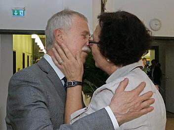 Mit einem Kuss und Blumen zeigt sich Ernst Stross seiner Frau Barbara für die Unterstützung während der Amtszeit erkenntlich. Fotos: Arkadius Guzy