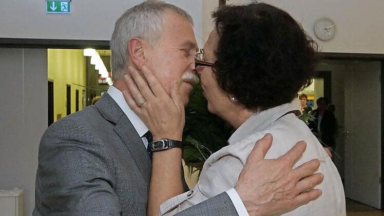 Mit einem Kuss und Blumen zeigt sich Ernst Stross seiner Frau Barbara für die Unterstützung während der Amtszeit erkenntlich. Fotos: Arkadius Guzy