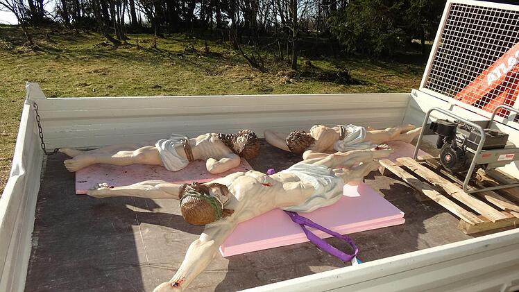 Auf dem Lastwagen der Firma Fries wurden die Figuren von Atelier Metz in Langenleiten zum Kreuzberg transportiert. Foto: Marion Eckert