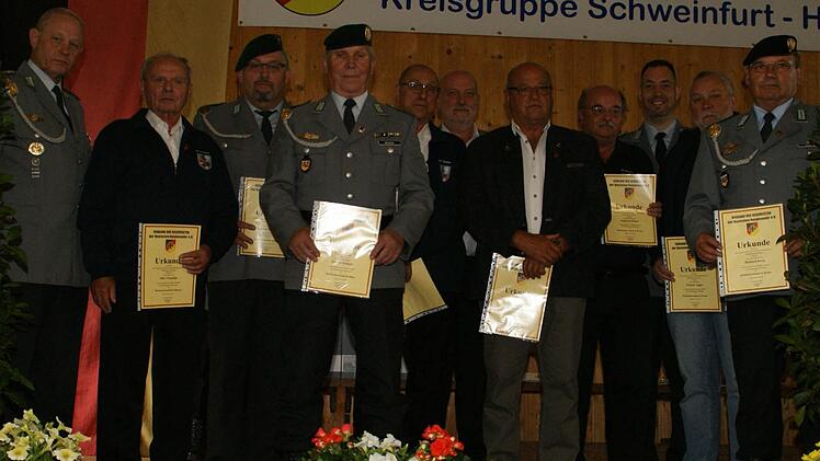 Zahlreiche Mitglieder der RK Eltmann wurden mit Bezirksehrennadeln ausgezeichnet.