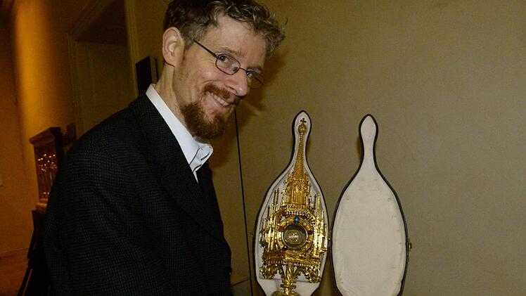 Holger Kempkens, Leiter des Diözesanmuseums, präsentiert in dieser gotischen Monstranz eine zertifizierte Reliquie des heiligen Benedikt. Foto: Marion Krüger-Hundrup