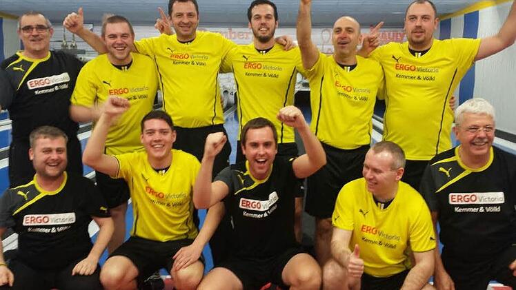 Das Finale auf heimischen Bahnen erreichten, hinten v.&nbsp;l.: Betreuer Werner Fritzmann, Florian Fritzmann, Uwe Wagner, Manuel Wei&szlig;, Nicolae Lupu, Christian Jelitte; vorn v.&nbsp;l.: Teammanager Markus Habermeyer, Dominik Kunze, Julian He&szlig;, Miroslav Jelinek, Trainer Bela Csanyi Foto: privat