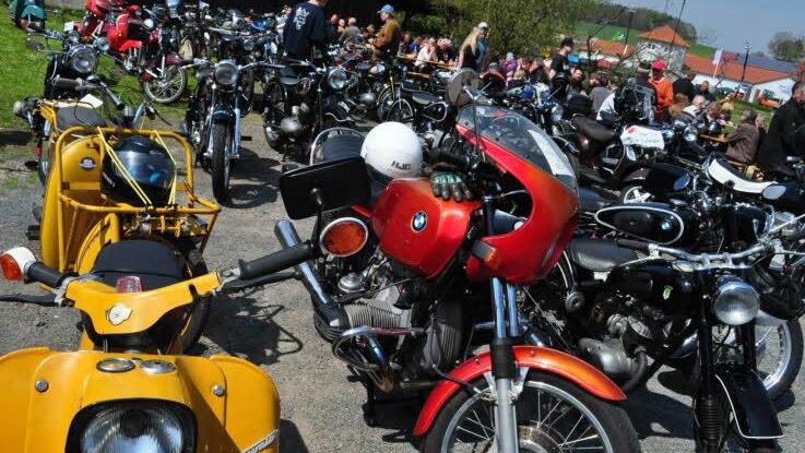 Motorräder und Mopeds aller Marken waren versammelt. Fotos: Simon Albrecht