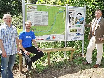 Die neue Tafel am Flowtrail: Andi Rohe (Mitte) hat für die Kreuzbergallianz die Anschaffung organisiert. Mit auf dem Foto sind Bischofsheims Tourismusreferent Gerhard Nägler (links) und Bürgermeister Udo Baumann (rechts).  Foto: Marion Eckert