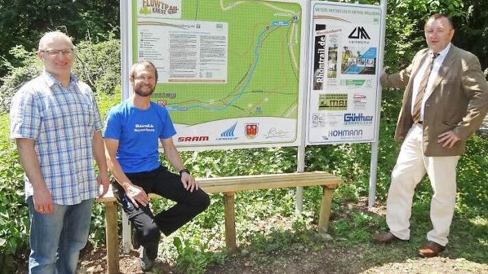 Die neue Tafel am Flowtrail: Andi Rohe (Mitte) hat für die Kreuzbergallianz die Anschaffung organisiert. Mit auf dem Foto sind Bischofsheims Tourismusreferent Gerhard Nägler (links) und Bürgermeister Udo Baumann (rechts).  Foto: Marion Eckert