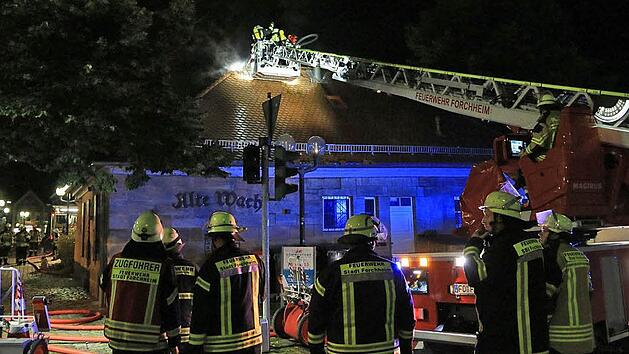 Um 22 Uhr entdeckte der Pächter am Dienstagabend den Brand, sechs Minuten später waren die Wehrleute vor Ort. Foto: News5/Merzbach