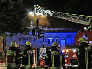 Um 22 Uhr entdeckte der Pächter am Dienstagabend den Brand, sechs Minuten später waren die Wehrleute vor Ort. Foto: News5/Merzbach