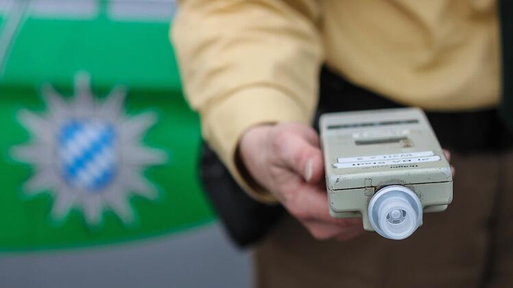 Den Atemalkoholtest konnte die Unfallfahrerin vor Ort nicht mehr durchf&uuml;hren. Sie war zu betrunken. Symbolfoto: Christopher Schulz