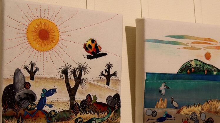 Mehrere Bilder zeigen die Erlebnisse der blauen Maus aus dem Kinderbuch "Sind wir bald zu Hause?". Foto: Richard Sänger