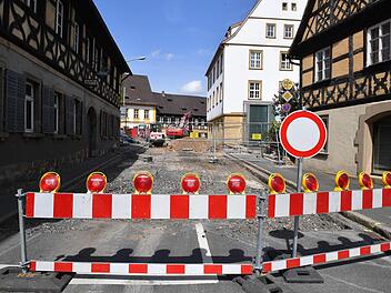 Richtung Norden ist hier an der Kreuzung in Nähe des Hallstadter Rathauses alles dicht. Foto: Ronald Rinklef