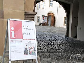 Ein Schild macht jetzt auf die geöffnete Tourist-Information aufmerksam.  Foto: Thomas Malz