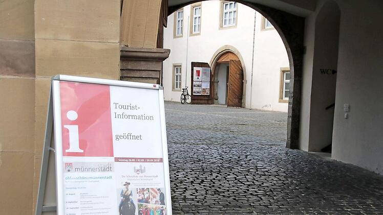 Ein Schild macht jetzt auf die geöffnete Tourist-Information aufmerksam.  Foto: Thomas Malz