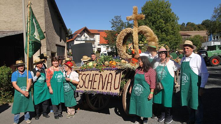Der Obst- und Gartenbauverein  Eschenau mit seiner schönen Erntekrone.Günther Geiling