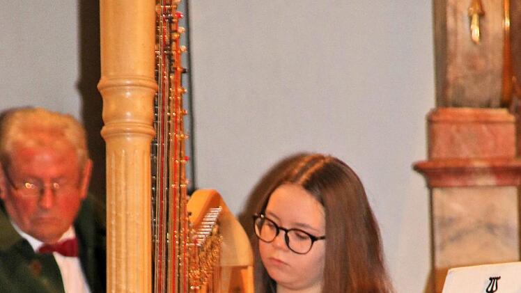 Die junge Harfenistin Cecilia Schwen beherrscht ihr Instrument perfekt und  interpretierte die Stücke sehr einfühlsam. Foto: Dieter Britz