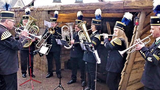 Die Bl&auml;sergruppe der Bergmannskapelle Stockheim spielte bei der Bergweihnacht auf. Fotos: Gerd Fleischmann