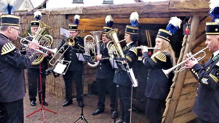 Die Bläsergruppe der Bergmannskapelle Stockheim spielte bei der Bergweihnacht auf. Fotos: Gerd Fleischmann