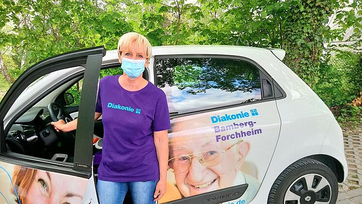Inge Weiß ist als Altenpflegerin im Raum Forchheim unterwegs. Seit der Corona-Krise ist für sie ein Mundschutz bei der Arbeit Pflicht. Foto: Diakonie Bamberg-Forchheim