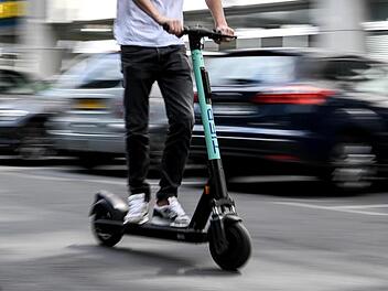 Fürth: E-Scooter-Fahrer flüchtet nach Unfall mit Fußgängerin