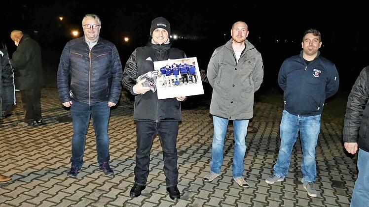 Marc Benker wurde zum Nachfolger von Udo Konstantopoulos als Kreisschiedsrichterobmann gewählt. Unser Bild zeigt (von links) Bezirksschiedsrichterobmann Michal Völk, Marc Benker, Udo Konstantopoulos, Dominik Haas, Lehrwart Andreas Reitz und Kreisvorsitzenden Manfred Neumeister.