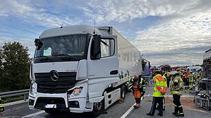 Schwerer Unfall auf der A9: Gaffer filmen Lkw-Crash