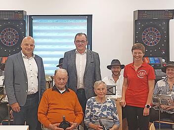 Von links: Michael Kastl, Konrad Rink, Arno Schlembach, Angelina Schlembach, Stephanie Geiling. Im Hintergrund: die Lichtstubenmusik Großwenkheim.