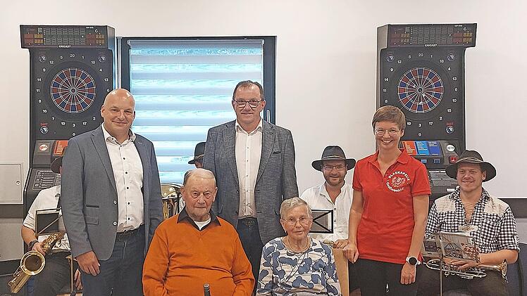 Von links: Michael Kastl, Konrad Rink, Arno Schlembach, Angelina Schlembach, Stephanie Geiling. Im Hintergrund: die Lichtstubenmusik Großwenkheim.