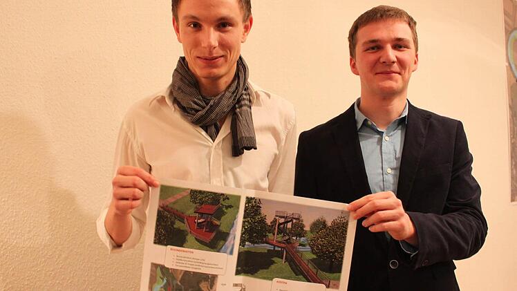 Die beiden Studenten Peter Kreupl und Christoph Braumandl mit dem favorisierten Entwurf.