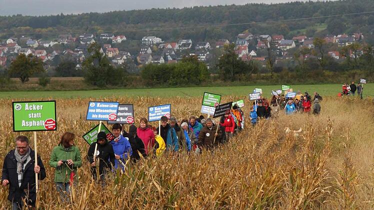 Wo Wasser im Weg ist, muss es durch ein Maisfeld gehen.
