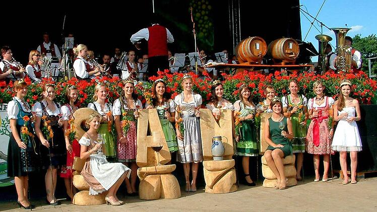 Die Weinprinzessinnen mit der Fränkischen Weinkönigin
