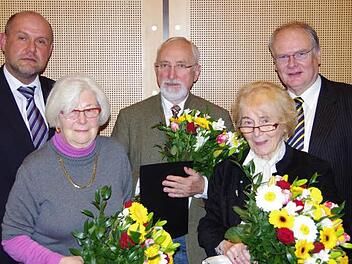 Bei der Festveranstaltung zum 20-jährigen Bestehen des Hospizvereins Bad Kissingen wurden zwei neue Ehrenmitglieder ernannt: Wilfried Beck (Mitte) und Dr. Dorothea Hildenbrand-Zierhut (2. von rechts). Außerdem geehrt wurde Annemarie Arnold (2.v.l) vom Vorsitzenden Dr. Reinhard Höhn (rechts) und Dr. Erich Rösch (links). Foto: Klaus Werner