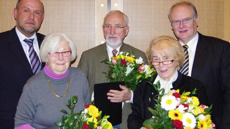 Bei der Festveranstaltung zum 20-jährigen Bestehen des Hospizvereins Bad Kissingen wurden zwei neue Ehrenmitglieder ernannt: Wilfried Beck (Mitte) und Dr. Dorothea Hildenbrand-Zierhut (2. von rechts). Außerdem geehrt wurde Annemarie Arnold (2.v.l) vom Vorsitzenden Dr. Reinhard Höhn (rechts) und Dr. Erich Rösch (links). Foto: Klaus Werner