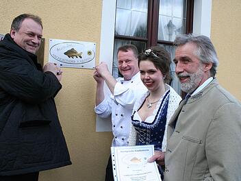 Landtagsabgeordneter Walter Nussel und Erich Weichlein (von links) befestigten das Schild im Eingangsbereich des Weingartsgreuther Landgasthofs. Rechts Walter Jakob und die Karpfenkönigin Katrin I.  Foto: Evi Seeger