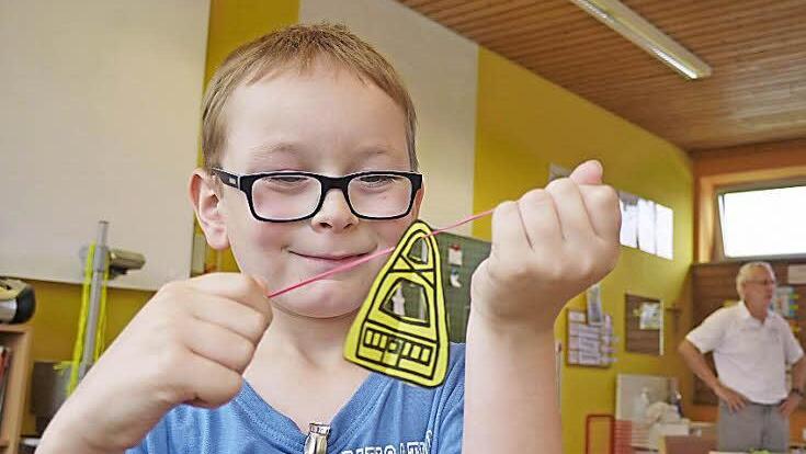 Zauberer Niklas mit der Gondel: mit der richtigen Haltung der Hände wandert der Korb nach oben.