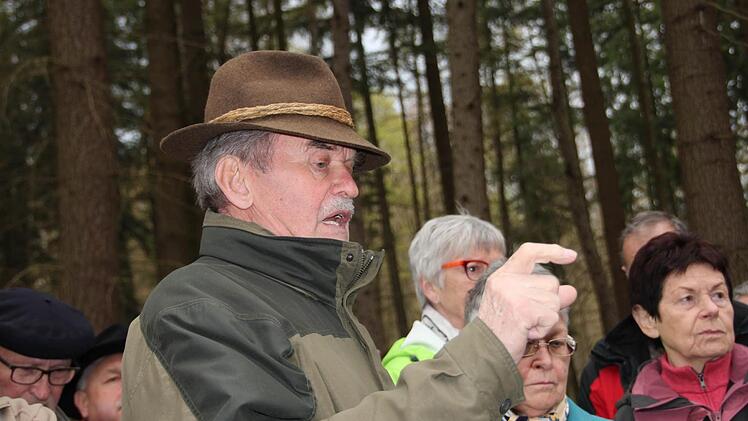 Ulf Zeidler berichtet von wieder entdeckten Feuersalamandern. Foto: Paul Ziegler