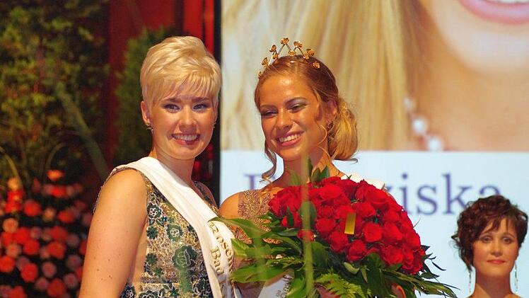 Rosenkönigin 2017 Nina Dees (links) übergibt die Krone an ihre Nachfolgerin. Foto Klaus Werner