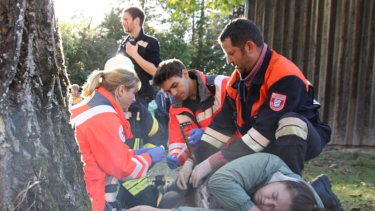 Die gemeinsame Versorgung einer Pfählungsverletzten durch die Feuerwehr und das Bayerische Rote Kreuz war nur ein Einsatzszenario bei dem dreitägigen  Fachdienstlager in Münnerstadt. Foto: Matthias Nöth
