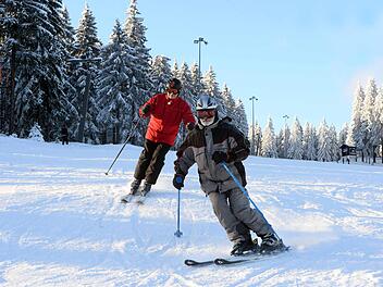Traumhafte Lage und präparierte Skipisten erwarten die Skikursteilnehmer des Skiclub Kronach an der Skiarena Silbersattel in Steinach/Thüringen. K.-H. Hofmann