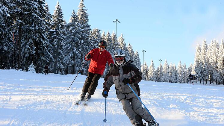 Traumhafte Lage und präparierte Skipisten erwarten die Skikursteilnehmer des Skiclub Kronach an der Skiarena Silbersattel in Steinach/Thüringen. K.-H. Hofmann
