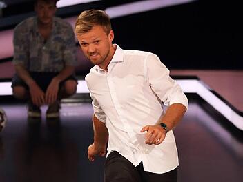Zwei seiner drei Versuche an der Torwand versenkte der Witzmannsberger Kevin Krawietz im aktuellen Sportstudio.  Foto: Martin Hoffmann/imago