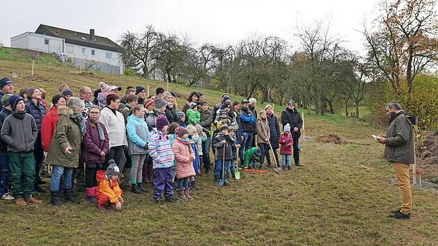 Zum Familienpflanztag hatten sich zahlreiche Sassendorfer eingefunden, um &uuml;ber 20 Apfel- und Birnb&auml;umchen zu setzen. Foto: Johannes Michel