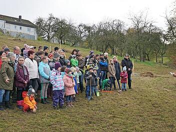 Zum Familienpflanztag hatten sich zahlreiche Sassendorfer eingefunden, um über 20 Apfel- und Birnbäumchen zu setzen. Foto: Johannes Michel