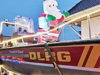 Das Weihnachtsboot fährt auf einem Anhänger durch die Straßen Burgkunstadts.