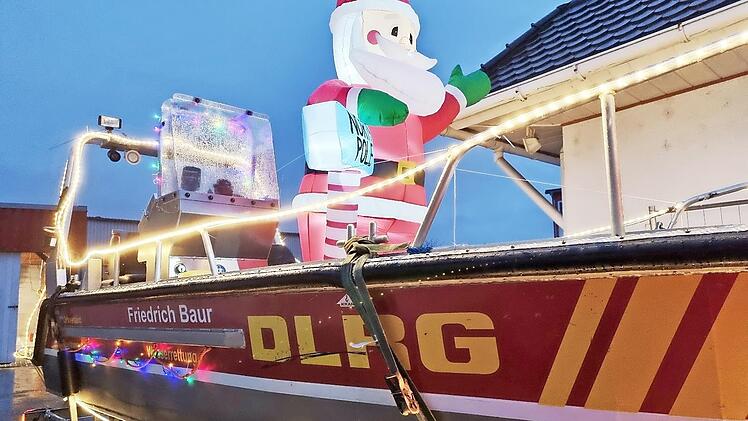 Das Weihnachtsboot fährt auf einem Anhänger durch die Straßen Burgkunstadts.