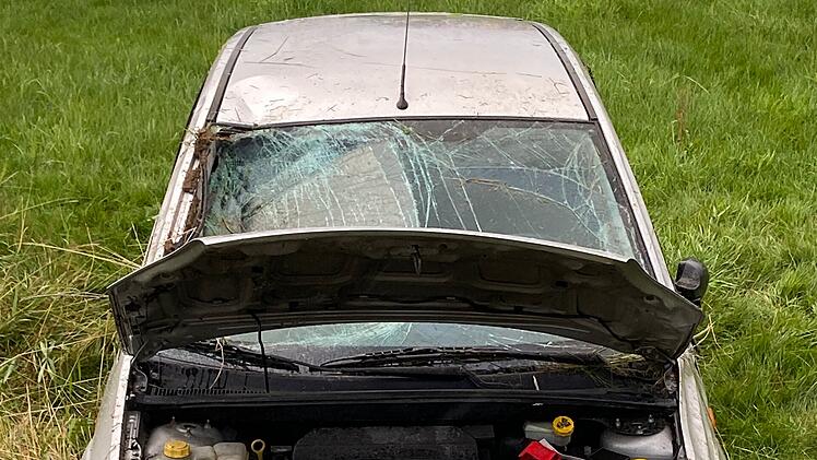 Unfall bei Wei&szlig;dorf: Auto &uuml;berschl&auml;gt sich mit f&uuml;nf Personen