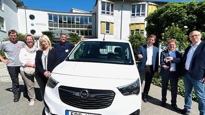 Robert Glenk (r.) übergibt als Vorsitzender der Fördergesellschaft die Schlüssel für den neuen Kleintransporter an Klinik-Geschäftsführer Sven Oelkers.