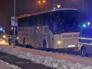 Der Mannschaftsbus des HSC 2000 Coburg wurde in Begleitung von mehreren Polizeiautos durch Dessau auf die Autobahn geleitet. Foto: Iris Bilek