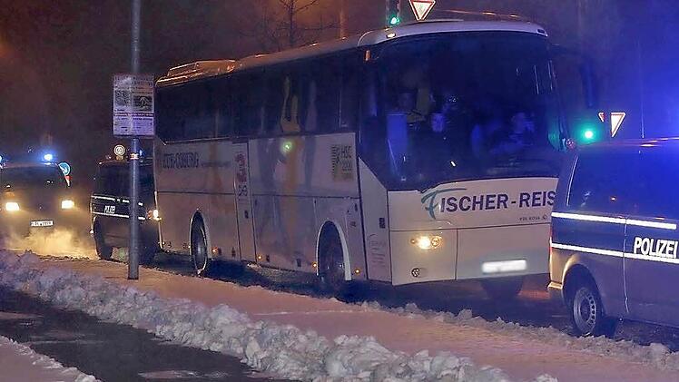 Der Mannschaftsbus des HSC 2000 Coburg wurde in Begleitung von mehreren Polizeiautos durch Dessau auf die Autobahn geleitet. Foto: Iris Bilek