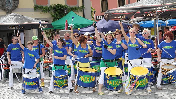 Mit südamerikanischen Rhythmen heizte die Sambagruppe Paixao den Läufern kräftig ein.