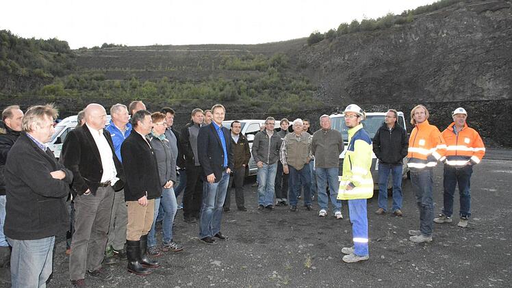 Der Gemeinderat von Maroldsweisach machte sih ein Bild davon, wie gewaltig der Tagebau auf dem Zeilberg voranschreitet (von links): Zweiter Bürgermeister Harald Deringer, Erhard Denninger, Bürgermeister Wolfram Thein, Michael Hinz, technischen Leiter der BAG, Nikolaus Schober, Christian Papelitzky und Dritter Bürgermeister Gunther Hartleb bei der Besichtigung des Tagebaus.  Foto: Gerhard Schmidt