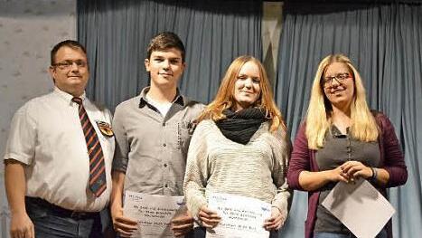 Die besten Wachgänger Jannik Hofmann, Svenja Fischer und Sophia Fischer mit Technischem Leiter Stefan Bär